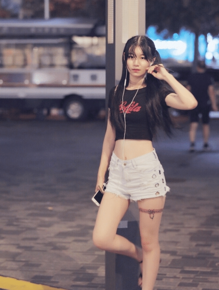 位小姐姐■双马尾很常见,腿上的这双袜子还是第一次见