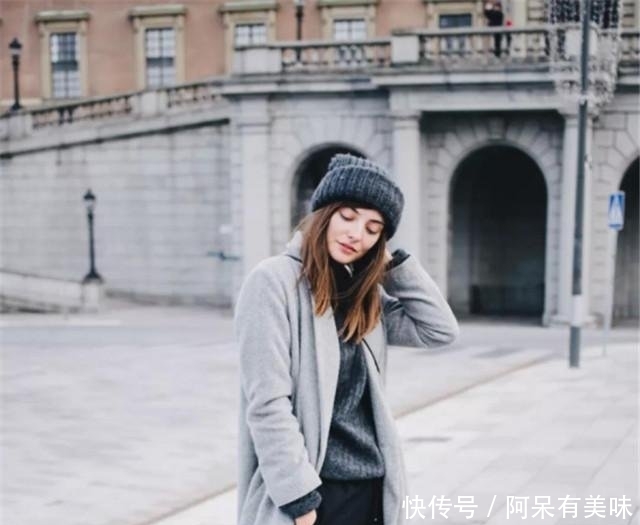  #秋冬季节穿#女人不管什么身材，秋冬穿大衣时，搭配这4双鞋子，时髦超显腿长