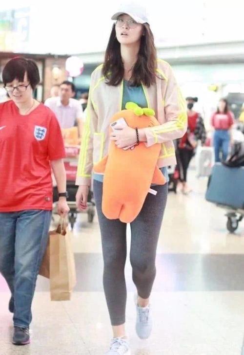 惠若琪穿紧身裤快被大腿撑爆了勒出大腿肌肉，网友：好强壮的腿！