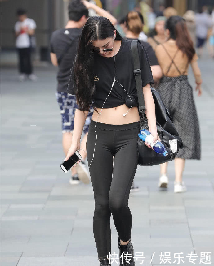 高挑的黑色紧身裤小美女，紧致苗条身材让人眼前一亮，黑色衣服皮