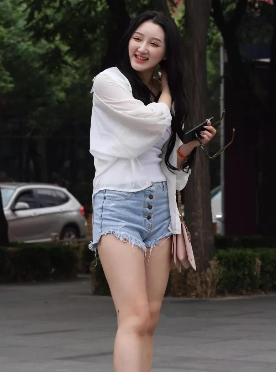 清新俏丽容颜的小美眉，吊带背心裹出傲人丰满上围