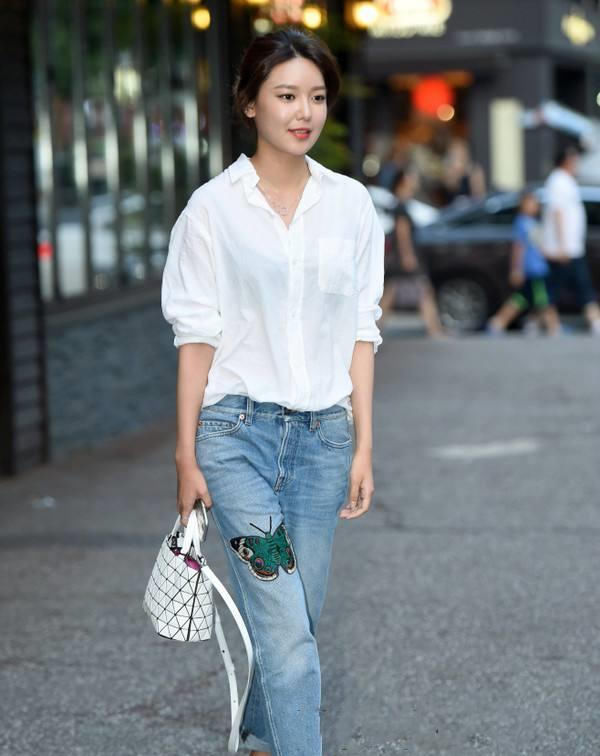  主角■白衬衫又成“单穿主角”!5月穿白衬衫出行,带来亮度与干净美感
