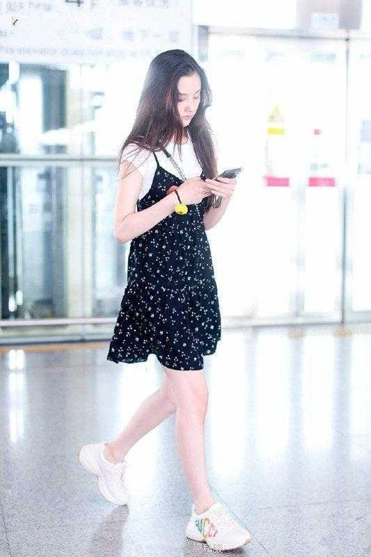 宋祖儿太大胆了, 牛仔短裤烂那么多, 网友: 三角区有点明显