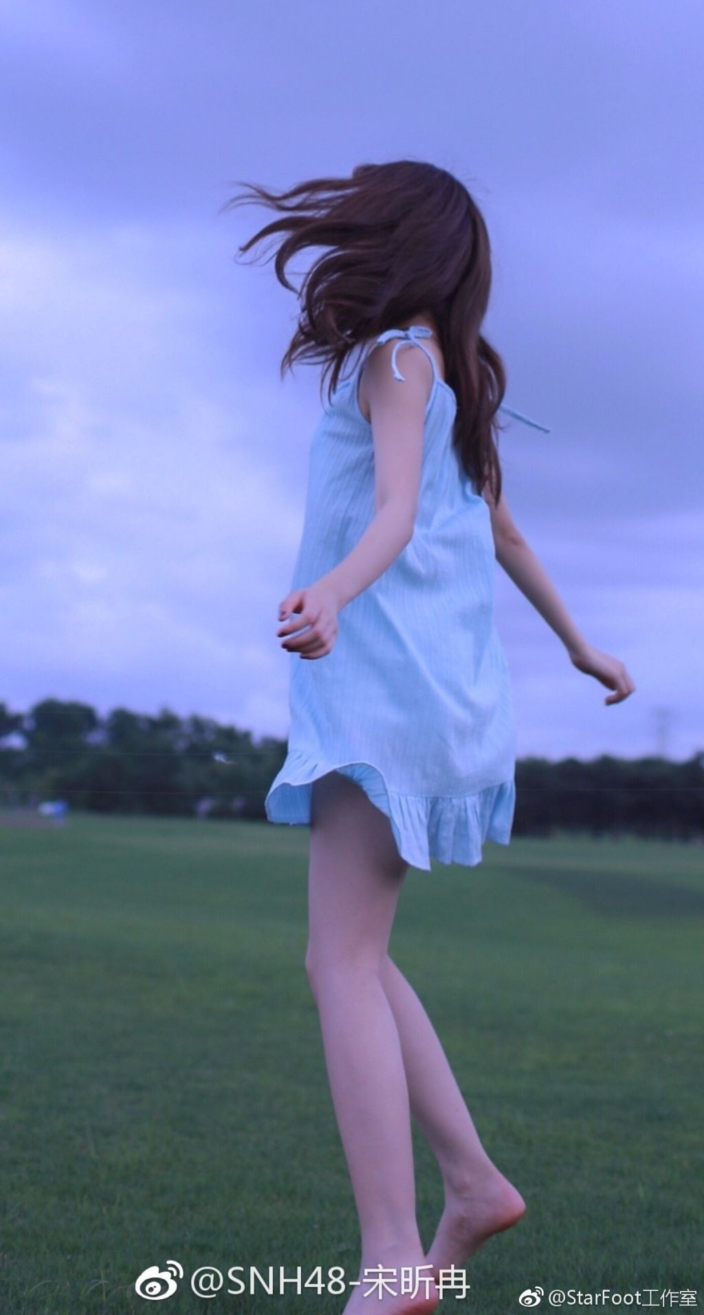 SNH48宋昕冉唯美写真，白色短裙衬托一双美腿 可爱而性感