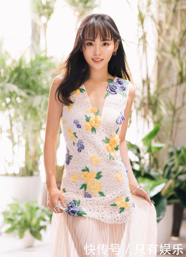 张嘉倪出席活动，腿上淤青引起网友议论，网友：就最后那张性感！