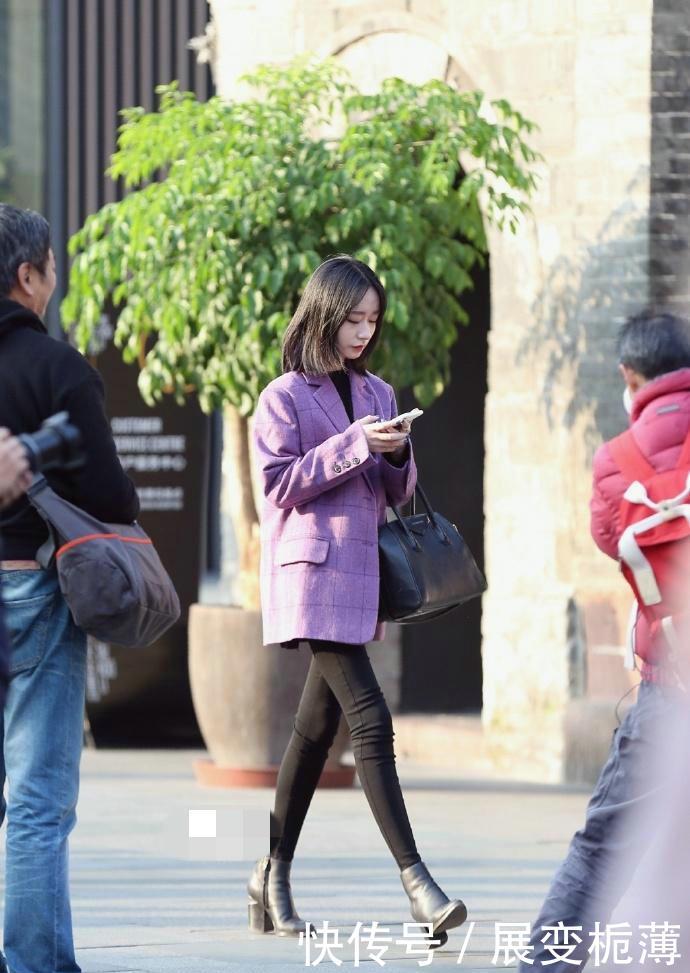 『气质』美女肤色超级得好,一款十分个性的露肩裙子很别具特色