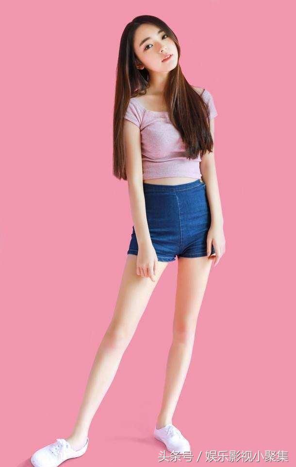 紧身裤凸显身材的曲线美，25岁的你可以尝试一下了