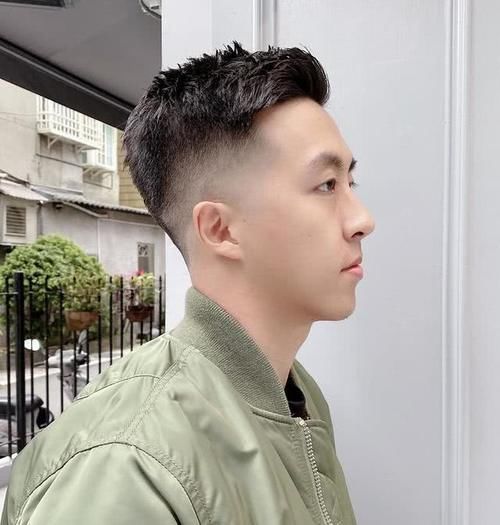  试试：男生“不烫不染”的发型，试试这几款，剪完时髦又帅气
