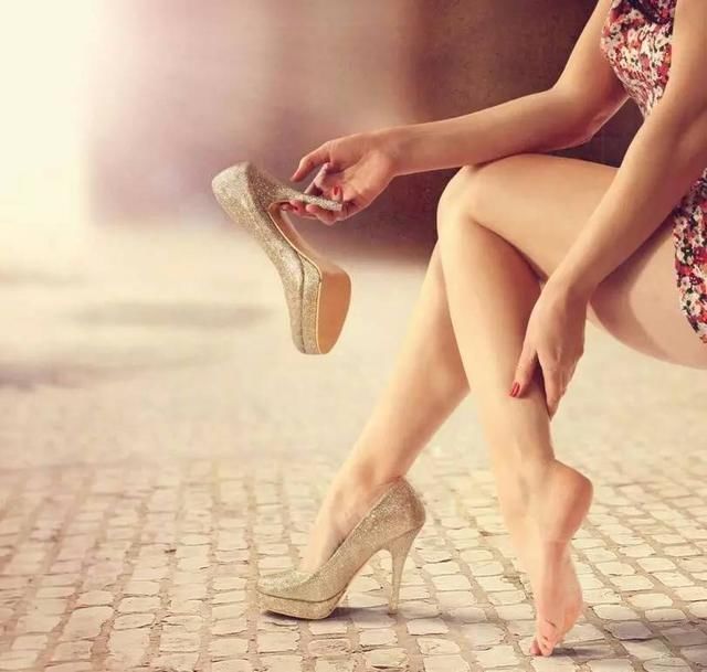 女生穿高跟鞋有一个你意想不到的好处