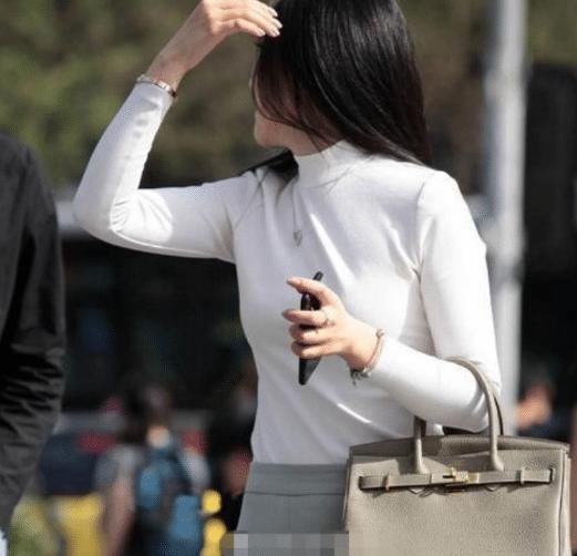 『位女白领』丰腴的女白领, 气质非凡让人不敢搭讪她吧?