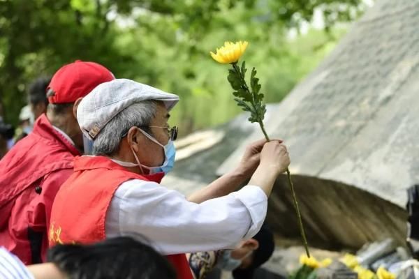  『五三惨案』上午10时，济南响起防空警报，市民自发祭奠英烈