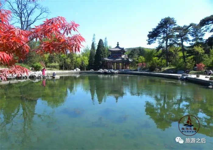 北京香山公园除了秋色，还有风景如画的湖泊，园林式的寺庙