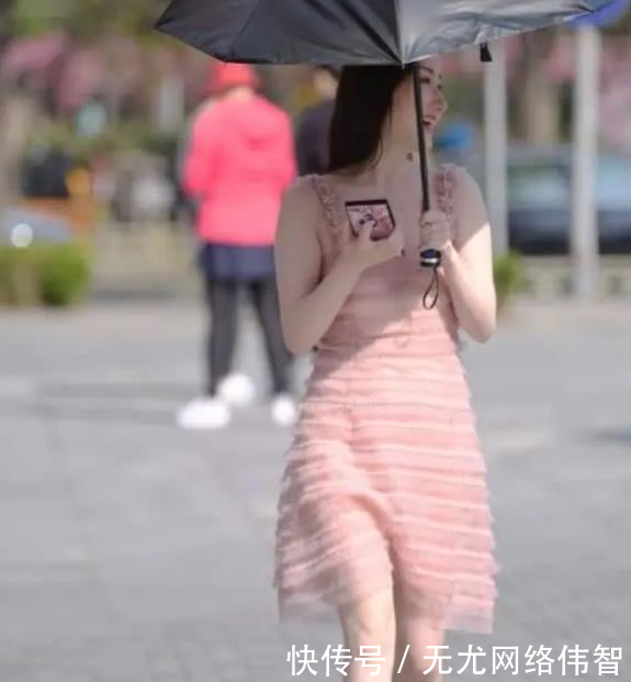 「白色」街拍:天生丽质的小姐姐,一条白色的连衣裙,清新靓丽好身材