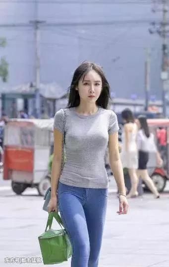 街拍:一双美腿，一个翘臀，蜜桃裤穿出姑娘梦寐以求的身材