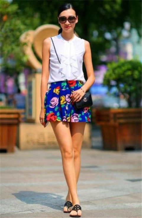  美女|穿抹胸红裙的美女，展现出极品身材，好漂亮