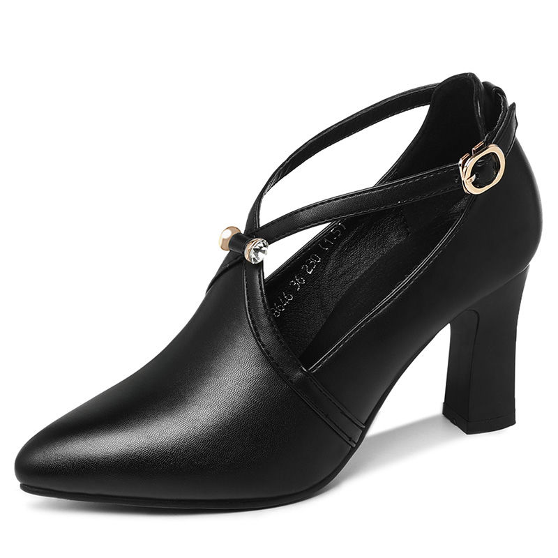 去年的凉鞋不要穿了，今年流行这小高跟，款款独特又显高