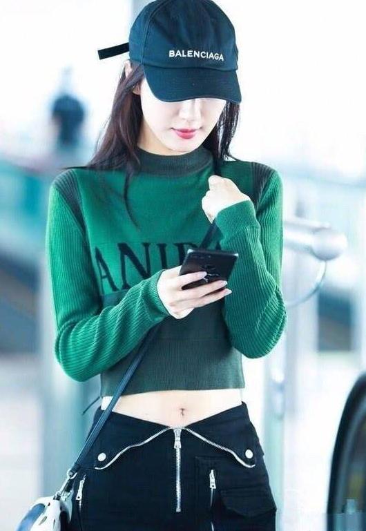 李菲儿高腰裤愣是穿成低腰, 大秀铅笔腰, 不怕走着走着就掉了?