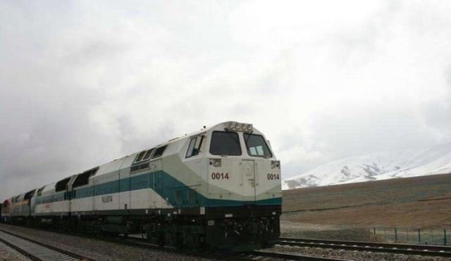  「格尔木市」青藏铁路经过格尔木市，为何要换上美国车头？答案