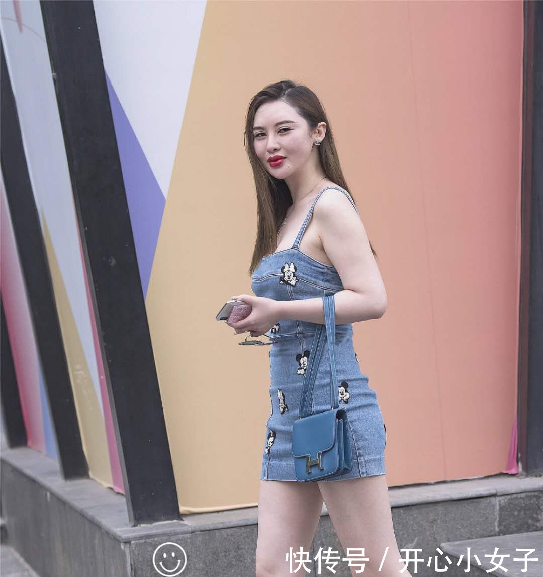 街拍米奇小姐姐吊带牛仔裙,好身材显露无疑,可爱又性感