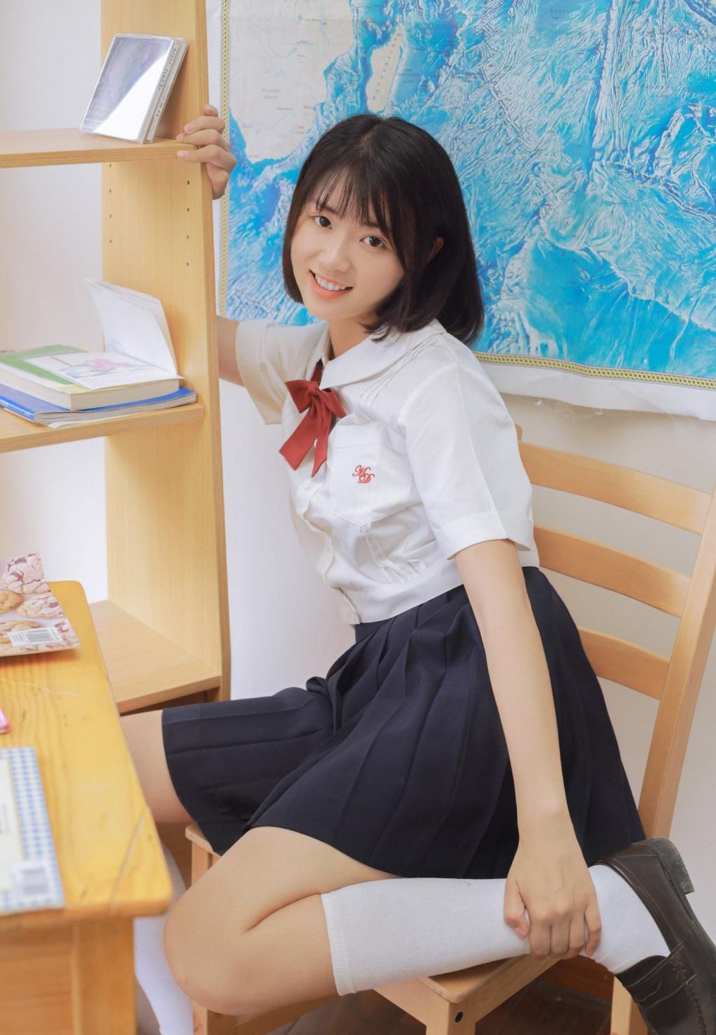 台北美女大学生制服短裙诱惑性感写真