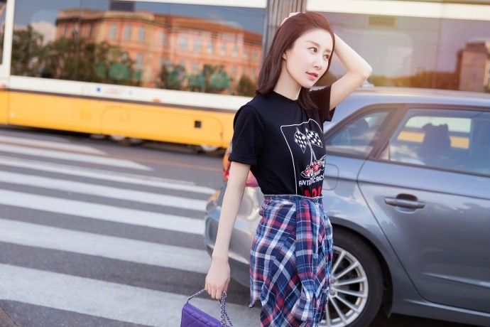 美女舒畅时尚街拍，牛仔裤展现腿部线条 美脚丫真漂亮