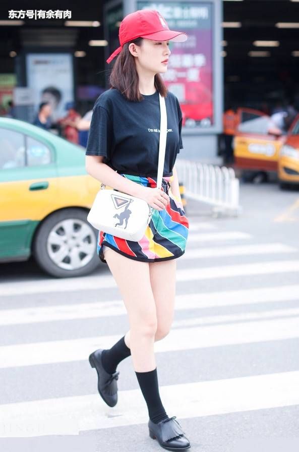 李沁穿了条“纸尿片”质感短裤，真显胖，网友:太辣眼睛了!