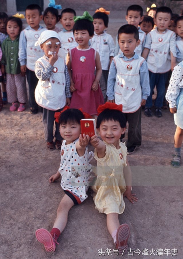 70年代老照片:看不到肥胖的路人,这首诗中国人都会!