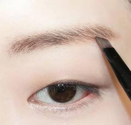  眼影■刘雯在模特界收益都排前八了，还不赶紧来学习她的穿衣风格和妆面？