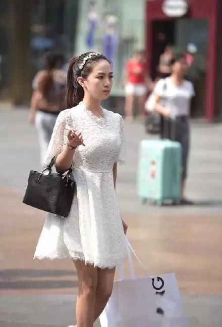 东莞街拍，图一10万娶回家，图二要价30万，你会选择哪一个?