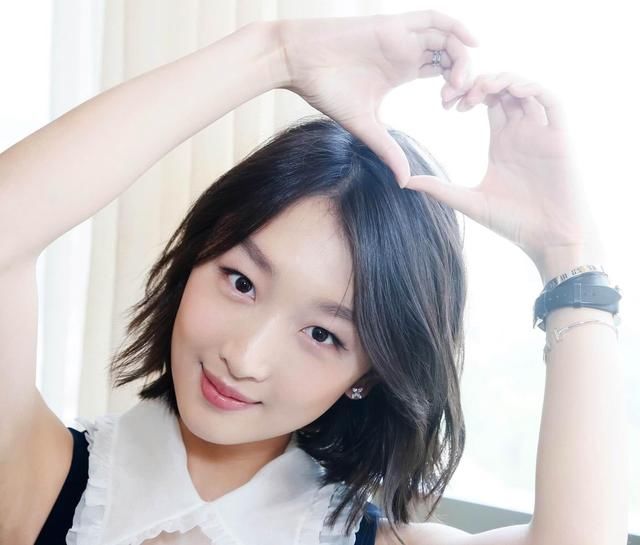 周冬雨这短裤也太紧了吧,活活勒出大腿上的赘肉,你觉得好看吗