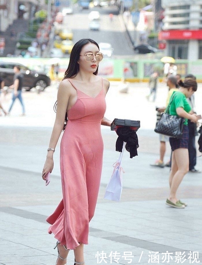 【动人】美女街拍:温婉动人的小姐姐,自信时尚的穿搭,魅力十足!