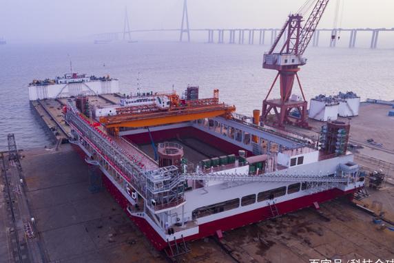 中国又一国之重器报道，4根钢柱直插海底，老外直呼：世界奇迹！