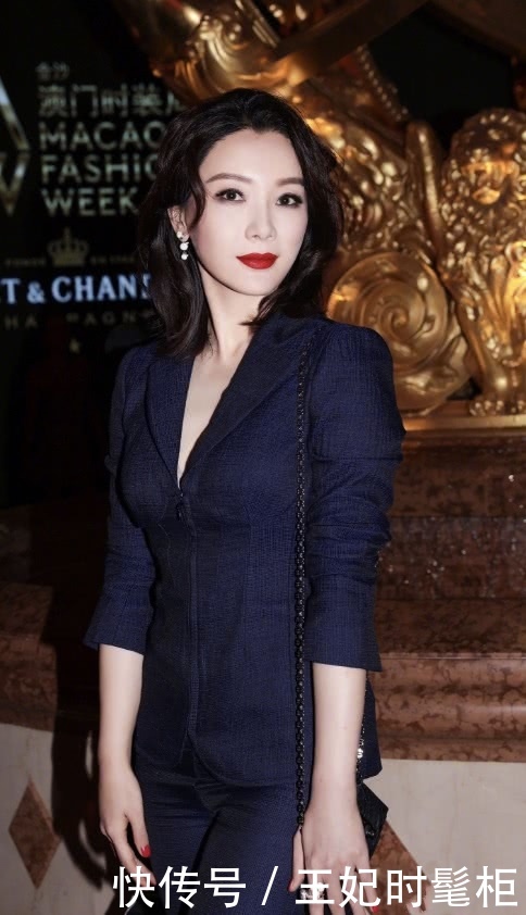 42岁陈数现身机场，穿了条别人不敢穿的半身裙，网友：更像20岁！