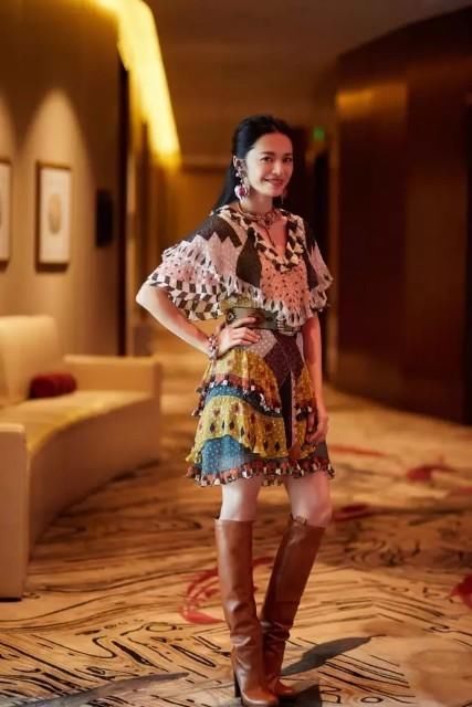 姚晨出席活动，五万元的连衣裙亮相，网友:惊艳了我的双眼!