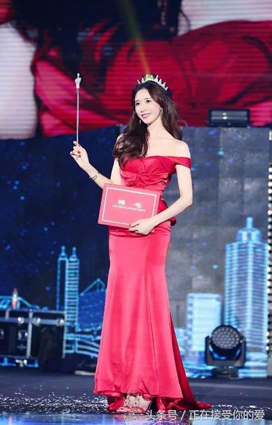 林志玲太会穿了，为秀长腿竟在裙子上加了层“渔网”, 快学学！