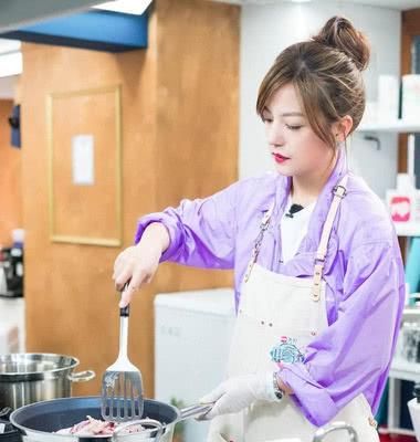 瘦身成功的赵薇引领40岁女人的潮流，衣品大爆发，装嫩十几岁！