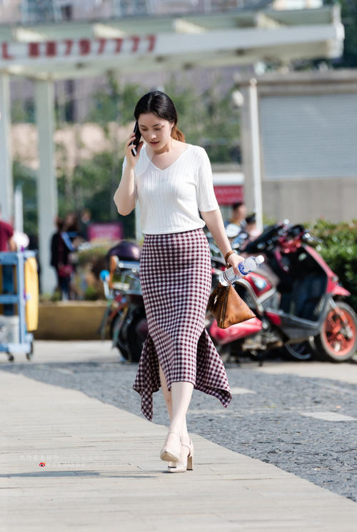 街拍：小姐姐包臀裙搭配薄丝，尽显你的穿衣品位！