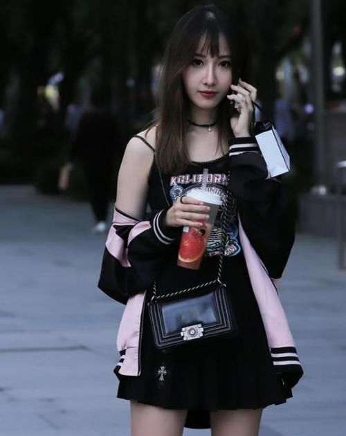  『皎若』街拍：皎若秋月的小姐姐，一件黑色上衣搭配开叉裙，时尚魅力十足
