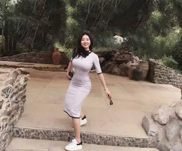 夏日搭配紧身裤包臀裙，凸显女人优美曲线性感丰臀