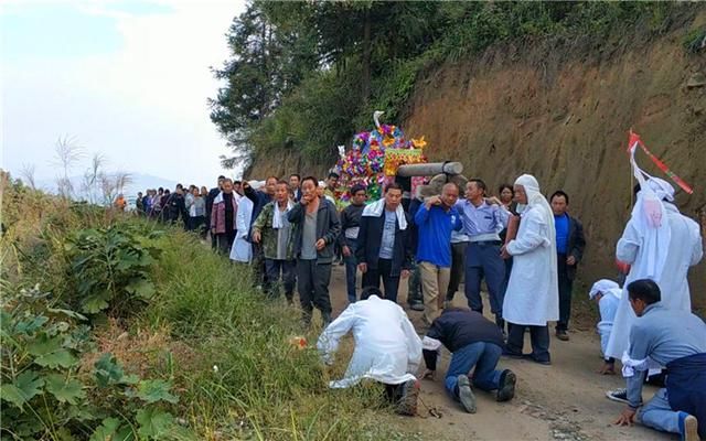 新一代农民，在农村这样办“白事”，使老人很无奈，直言：荒唐