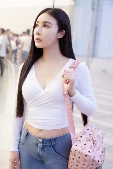 性感的小姐姐真空上阵紧身裤裹出浑圆饱满的曲线，风情万种