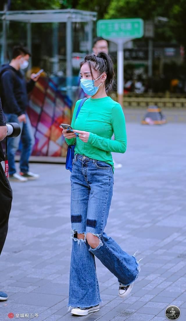 「美女们」街拍:追寻时尚没有任何的限制,时尚达人们的穿衣搭配充满了活力