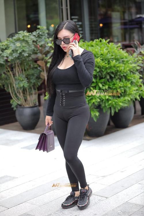 路人街拍,美女紧身衣搭配黑色打底裤,穿出了火辣性感好身材!