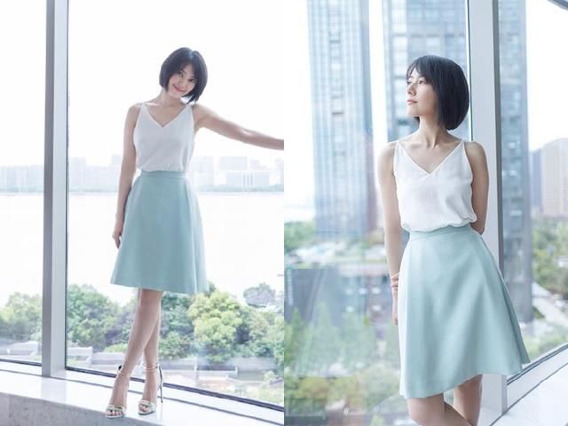 高圆圆换新发型，短发配吊带衫真减龄，网友：防腐剂般的美貌！