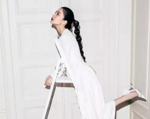 有勇气挑战灯笼辫造型的女明星,baby搭配大红唇秒变复古少女,迪丽