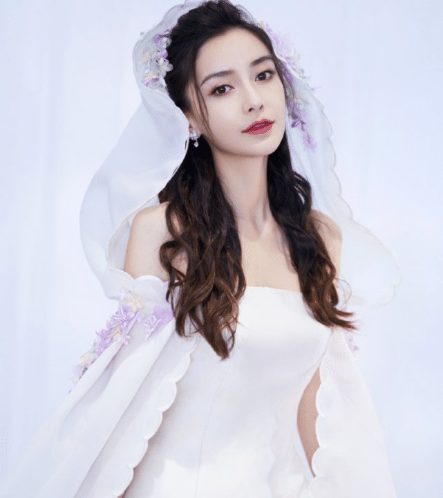 【 杨颖】台上穿长靴的腿细成电棍, 谁看了不嫉妒，黄晓明怕是管不住杨颖了?