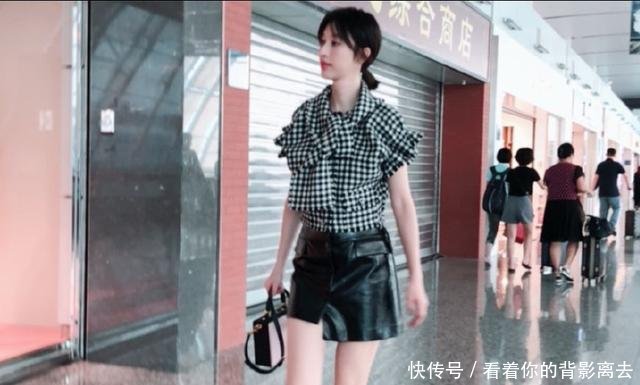 张俪穿黑白格子上衣搭配黑色皮裙现身机场 留着刘海长发气质甜美
