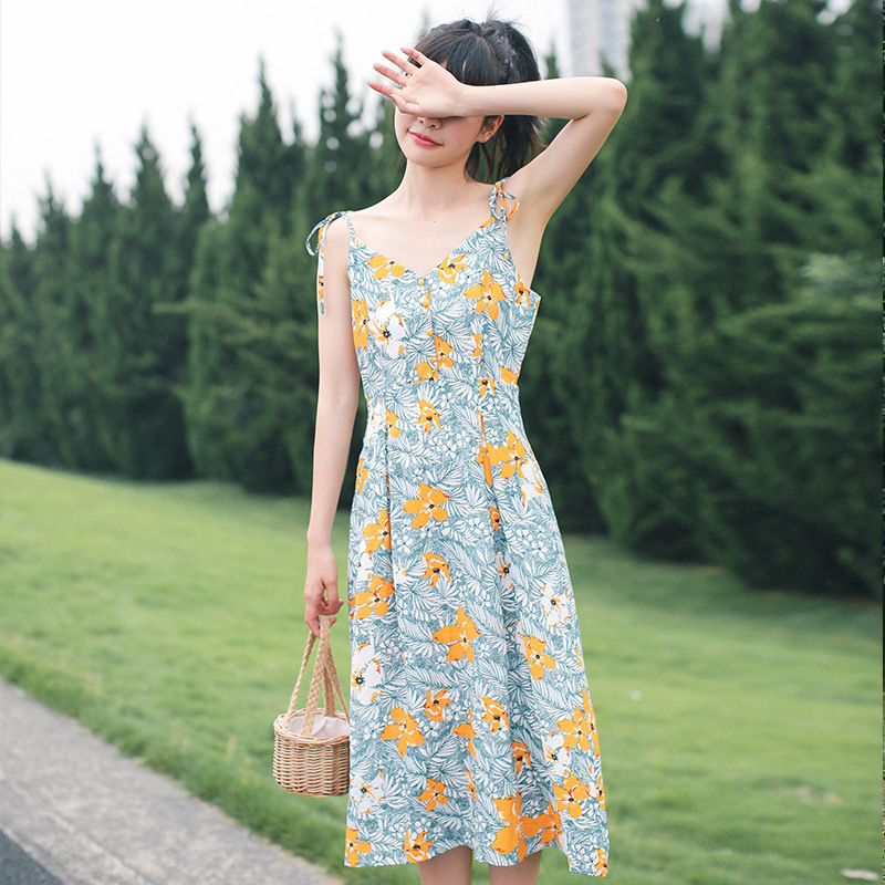 心心念念的吊带裙终穿上身了,上身清丽大方,完美勾勒身体曲线美