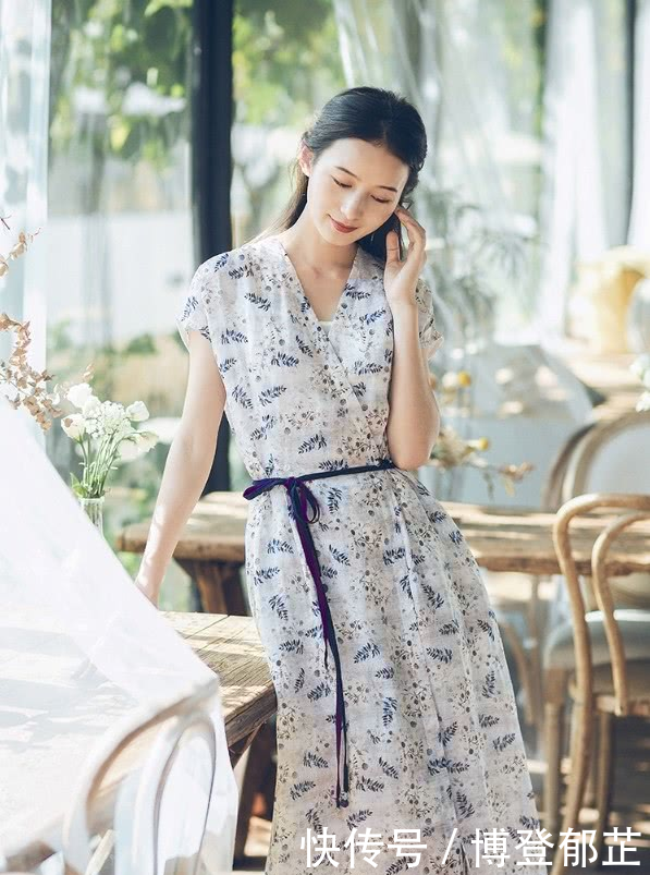 『摄影』舒服耐看的苎麻连衣裙,让你穿出知性优雅,为你摄影简约风尚