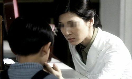 90后夫妻将2岁儿子送托儿所,晚上给孩子洗澡,